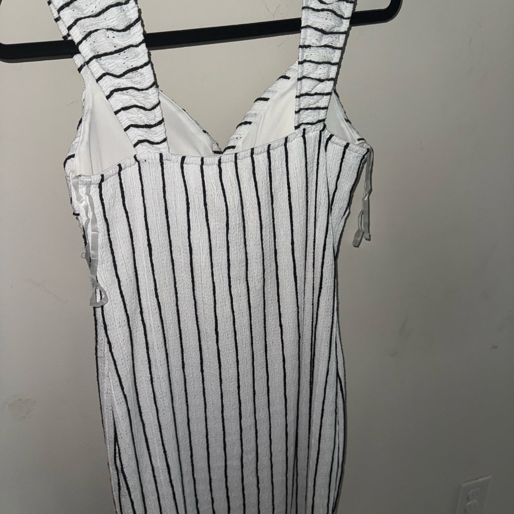 Elegant Striped White and Black Dress - Picture 8 of 9